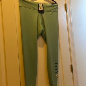 COPY - NWT Nike leggings 7/8.